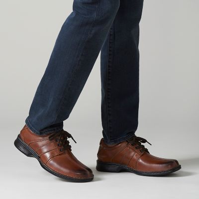 clarks touareg oxford