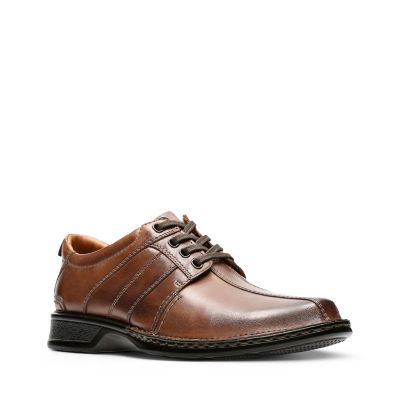 clarks touareg brown