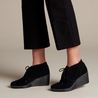 clarks hinman suede chelsea boots
