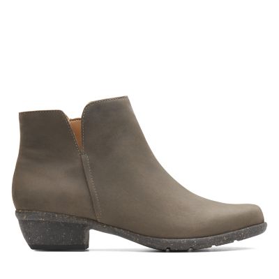 clarks ankle boots canada