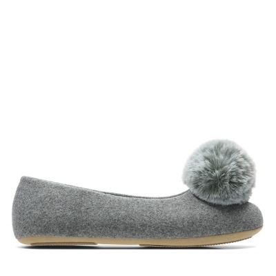 clarks pom pom slippers