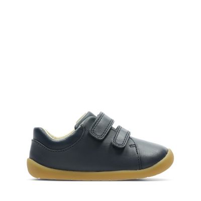 clarks black childrens shoes