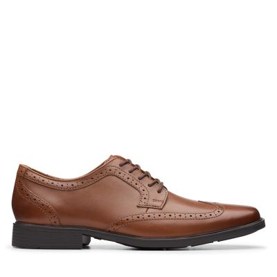 clarks wingtip desert boots