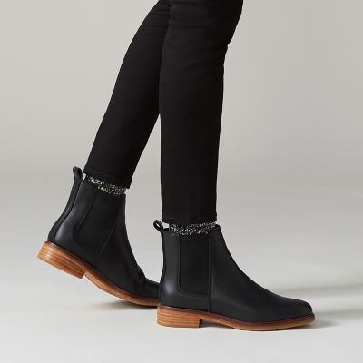 clarks chelsea boots canada