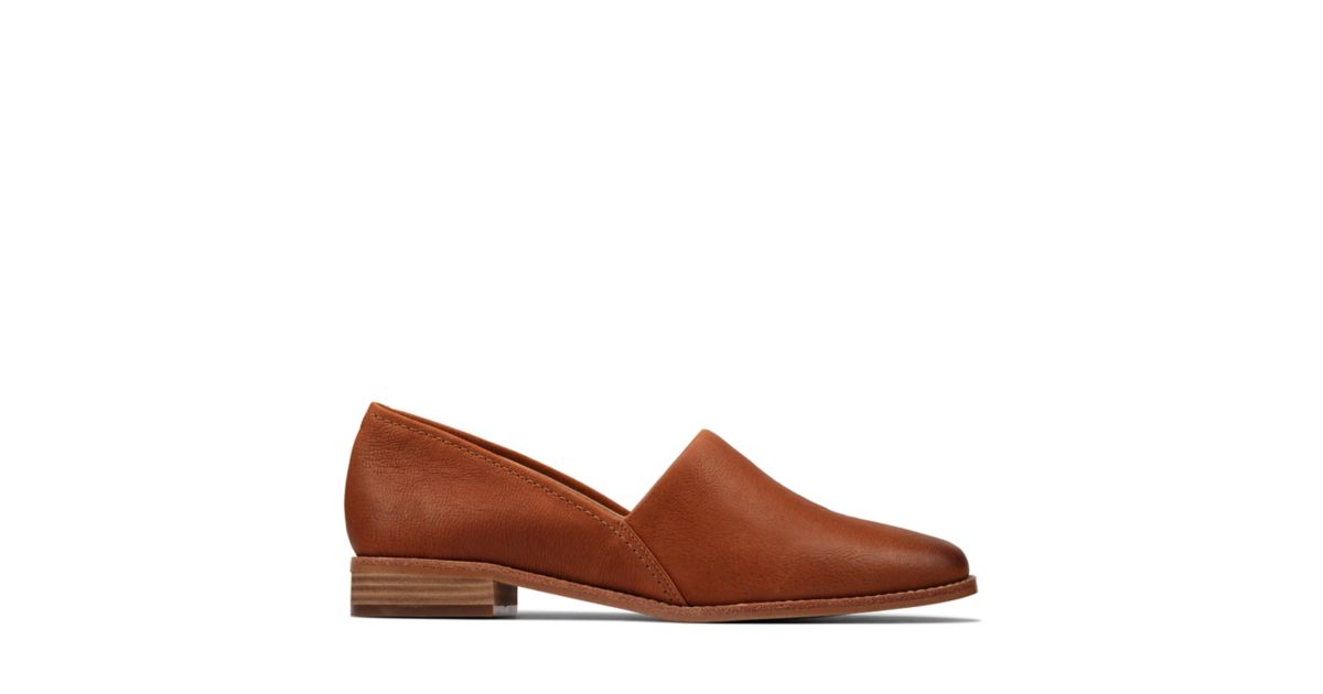 clarks tan shoes womens