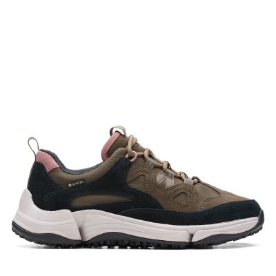 clarks trekking shoes