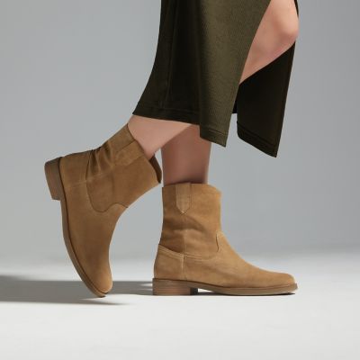 tan suede clarks