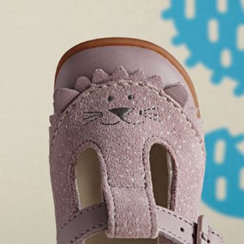 dormitar Algún día insecto When Should Babies Start Wearing Shoes? | Clarks
