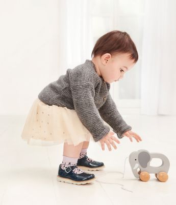 what age do babies wear shoes