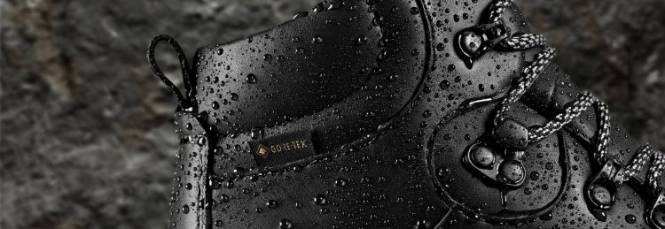 Close up of a Goretex® shoe with water paticles.
