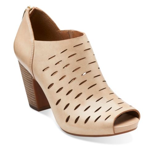 https://clarks.scene7.com/is/image/clarks/26108492_A?wid=500&hei=500