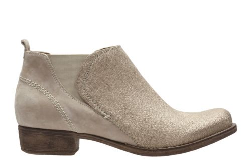 colindale oak clarks boots